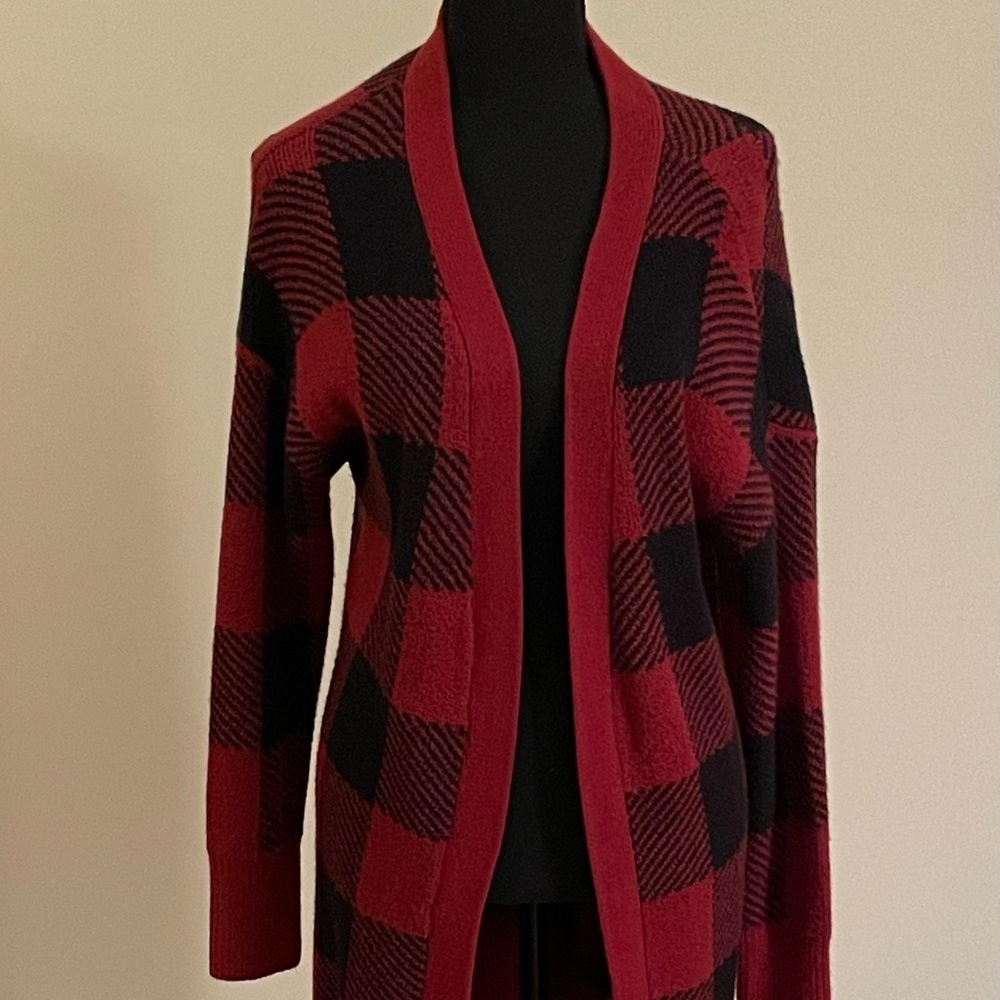 🆕✨♥️BRAND NEW with tags, long sleeve, black and red plaid cardigan!